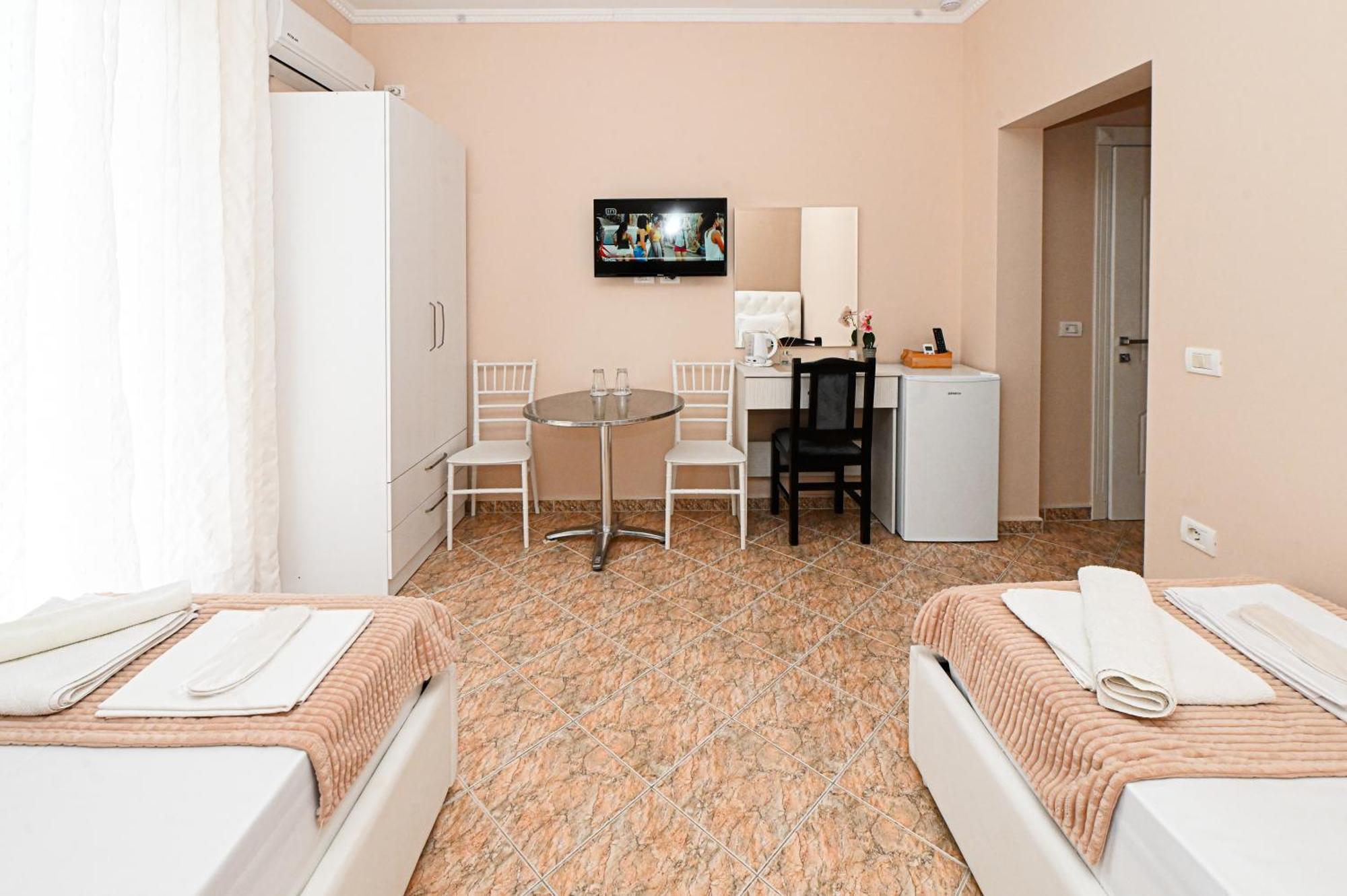 Hotel Fama Shkallnur Luaran gambar